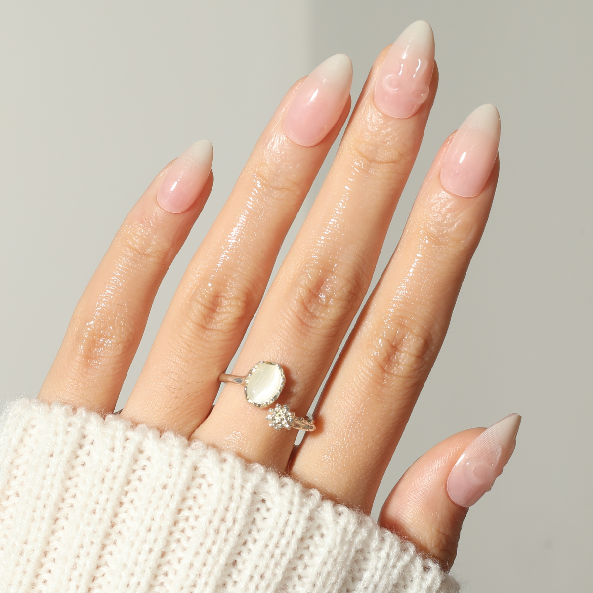 Bow Tie Nude Ombre,Ellie Vincy Press on Nails,Short Almond,Ombre, White press on nails,30 pcs, False nails,Reusable,Glue on nails,Sticky on nails,Pop on nails