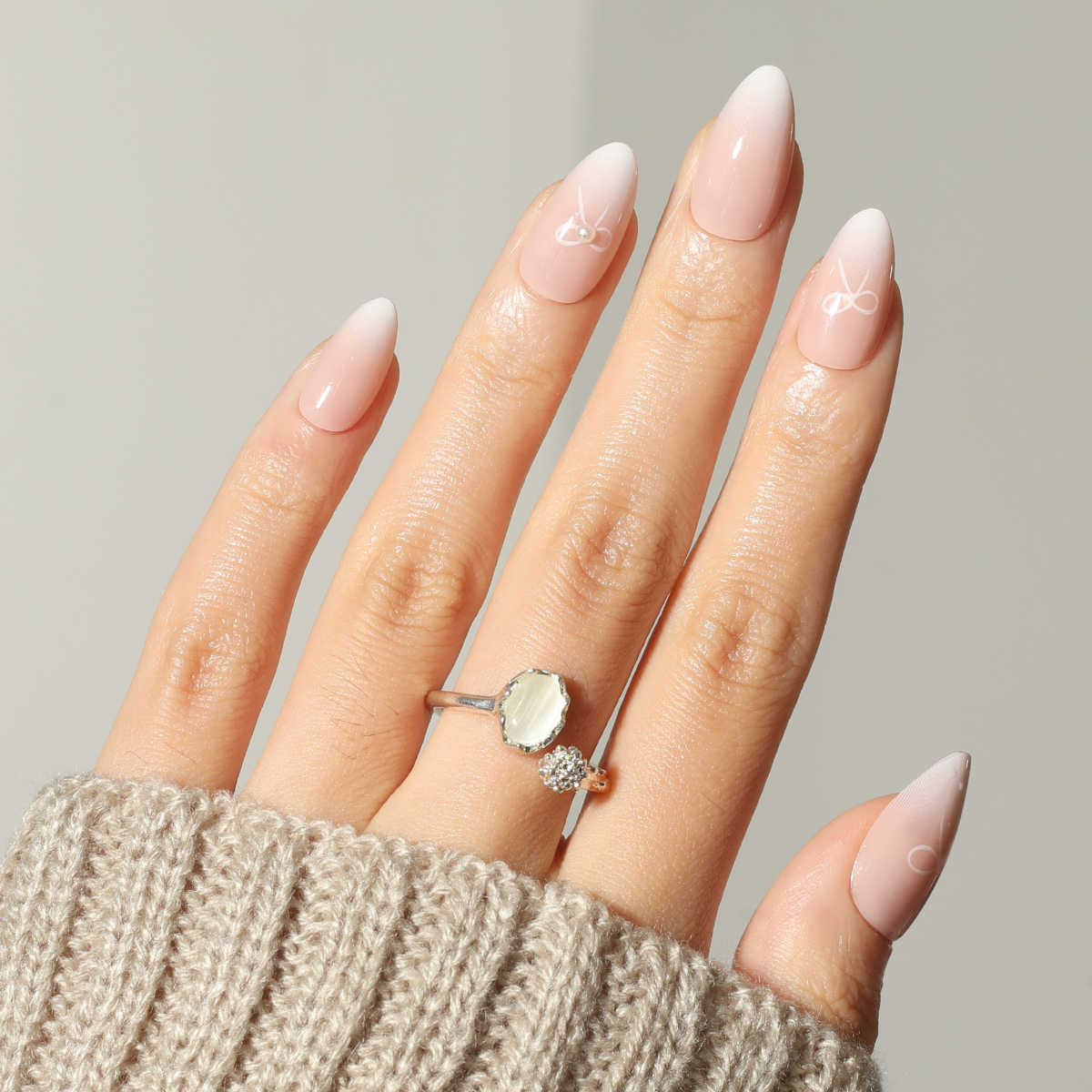 White Ombre Bow,Ellie Vincy Press on Nails,  Almond,Ombre, White press on nails,30 pcs, False nails,Reusable,Glue on nails,Sticky on nails,Pop on nails