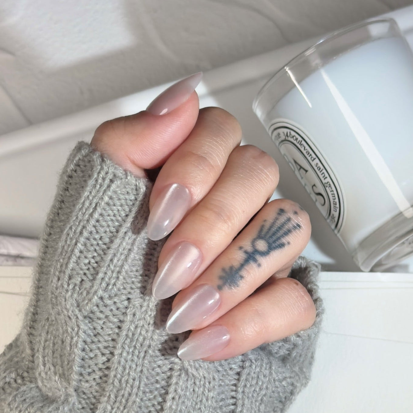 White Shine Ellie Vincy Medium Coffin  press on nails 28 pcs false nails,reusable